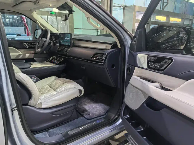 Lincoln Navigator One — Фото автомобиля 11