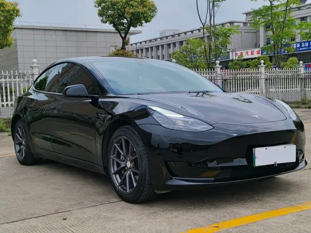Tesla Model 3 — Фото автомобиля 3