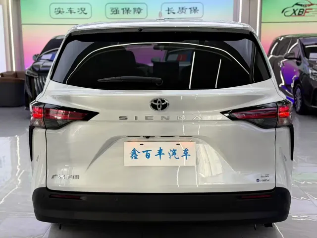 Toyota Sienna — Фото автомобиля 8