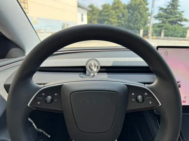 Tesla Model 3 — Фото автомобиля 15