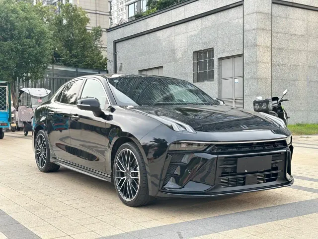 Lynk & Co 03 — Фото автомобиля 3