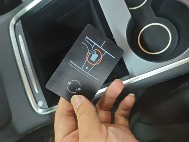 Tesla Model 3 — Фото автомобиля 8