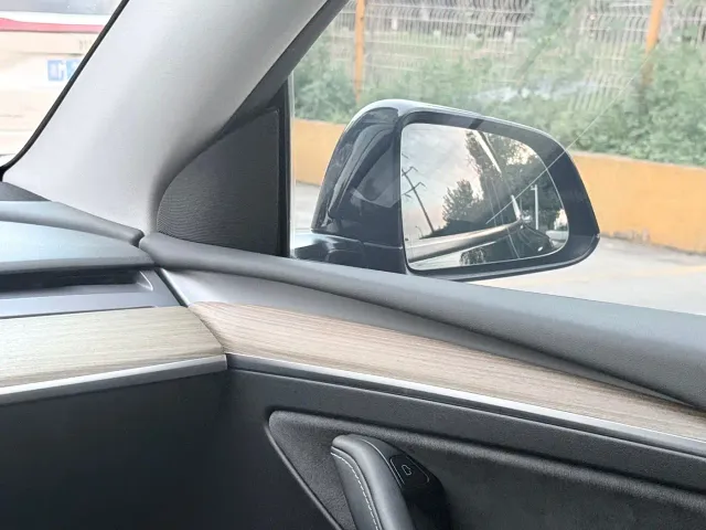 Tesla Model Y — Фото автомобиля 9