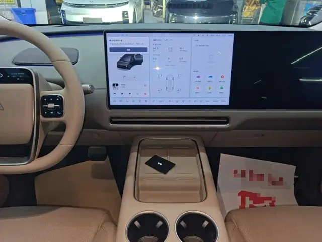 Li Auto i8 — Фото автомобиля 12