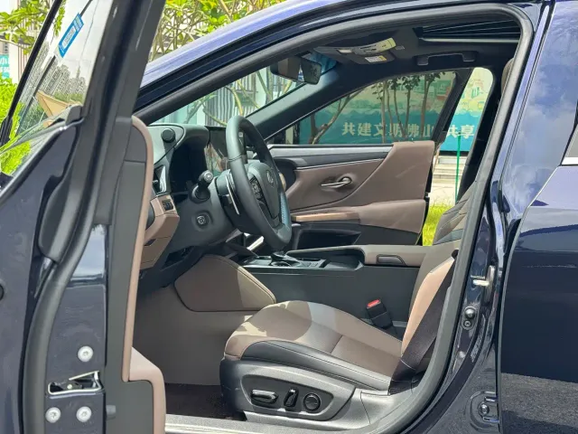 Lexus ES — Фото автомобиля 5
