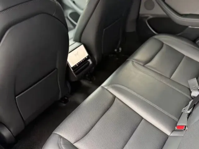 Tesla Model 3 — Фото автомобиля 12