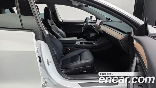 Tesla Model 3 — Фото автомобиля 16