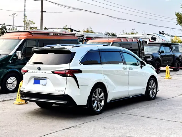 Toyota Toyota Sienna 2023 2.5L Hybrid Ultimate Edition — Фото автомобиля 4
