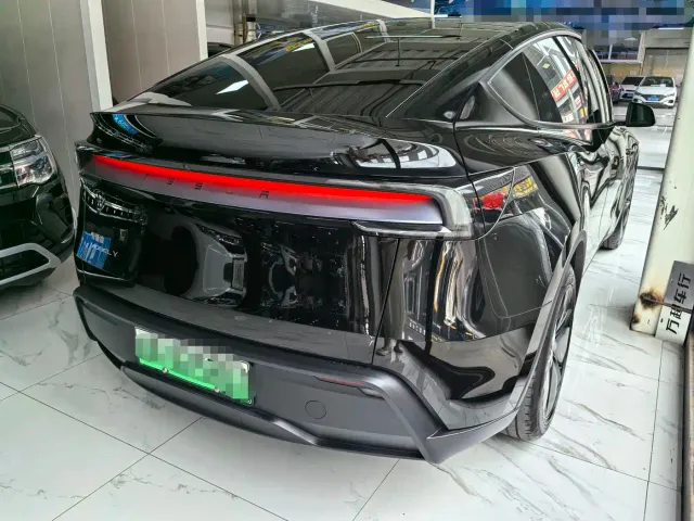 Tesla Model Y — Фото автомобиля 5