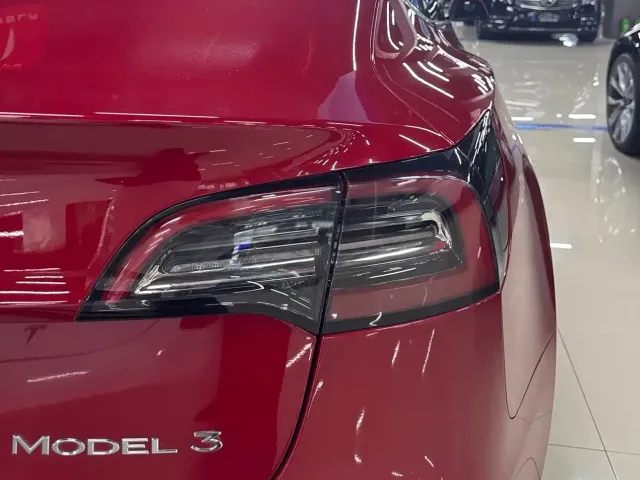 Tesla Model 3 — Фото автомобиля 5