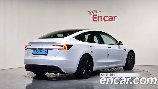 Tesla Model 3 — Фото автомобиля 2