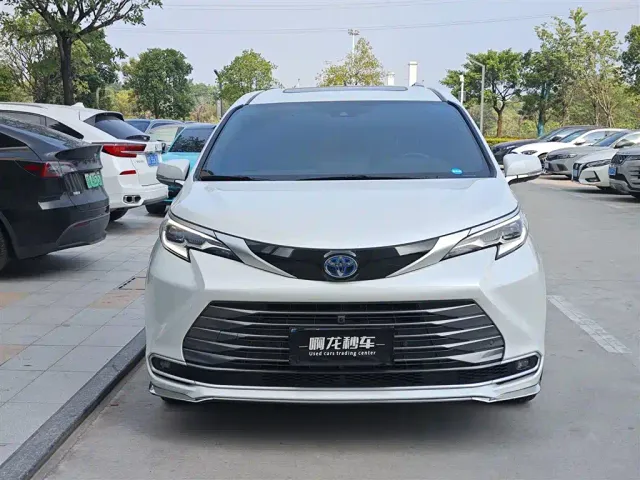 Toyota Sienna — Фото автомобиля 2