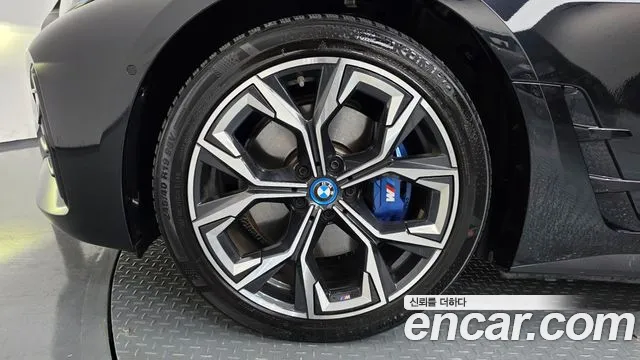 BMW i4 — Фото автомобиля 4