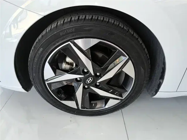Hyundai Elantra — Фото автомобиля 22