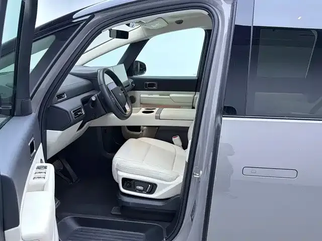 Li Auto MEGA — Фото автомобиля 7