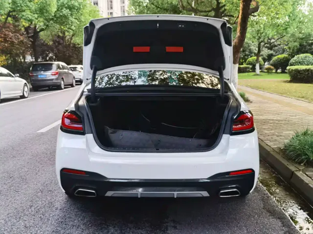 BMW 5 Series — Фото автомобиля 12