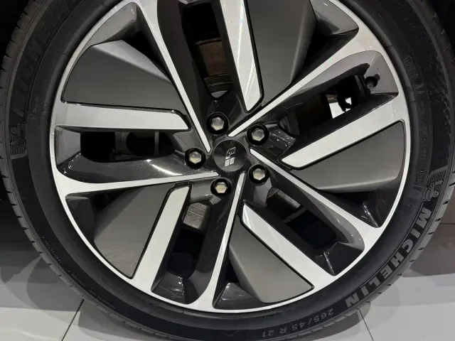 Li Auto L7 — Фото автомобиля 18