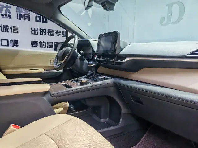 Toyota Sienna — Фото автомобиля 10
