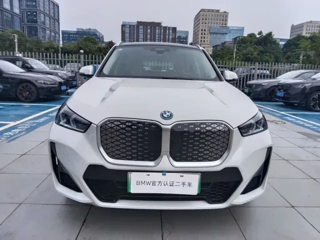 BMW iX1 — Фото автомобиля 2