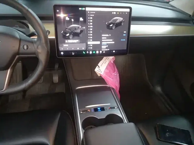 Tesla Model Y — Фото автомобиля 13