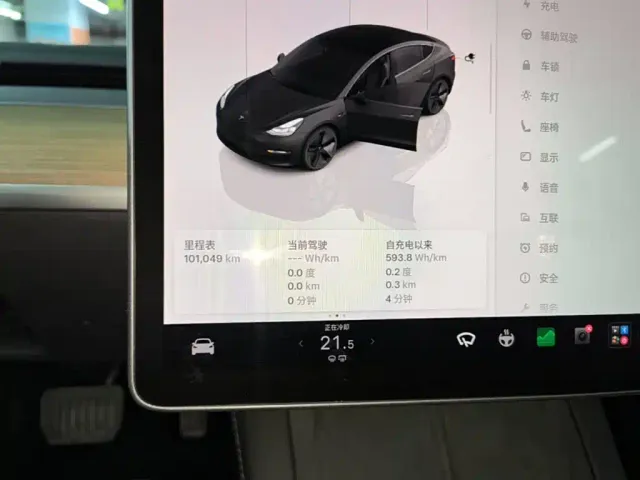 Tesla Model 3 — Фото автомобиля 11