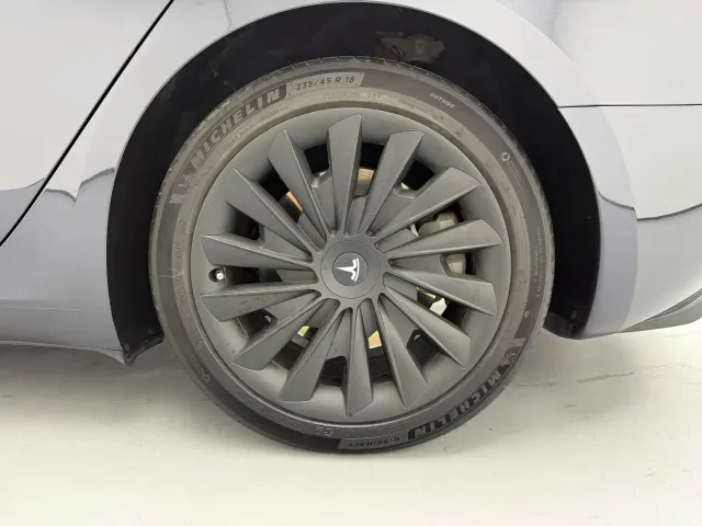 Tesla Model 3 — Фото автомобиля 8