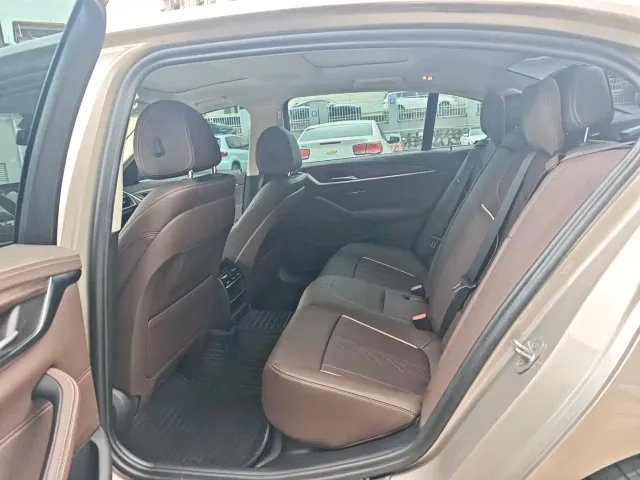 BMW 5 Series — Фото автомобиля 14