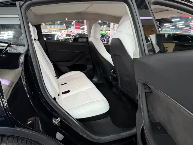 Tesla Model Y — Фото автомобиля 17