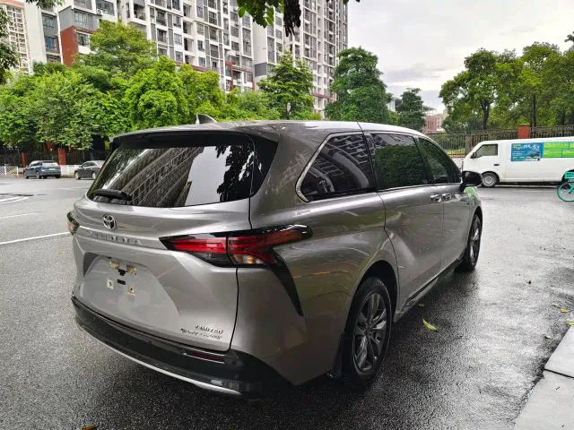 Toyota Sienna — Фото автомобиля 4