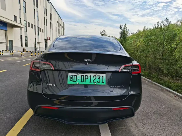 Tesla Model Y — Фото автомобиля 5
