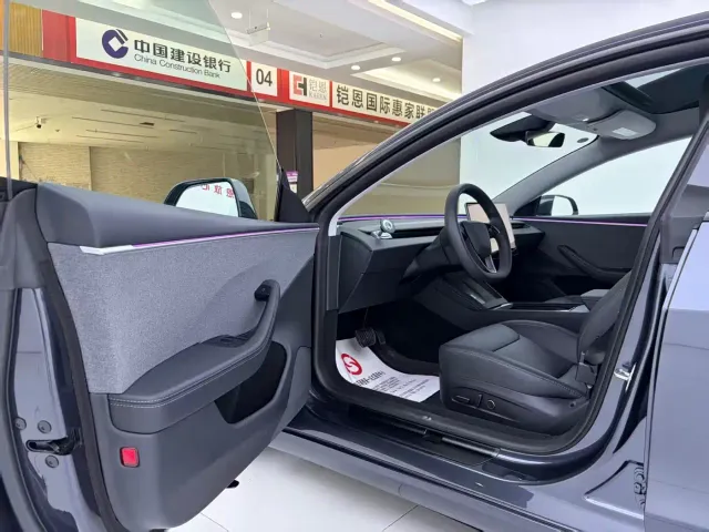 Tesla Model 3 — Фото автомобиля 12
