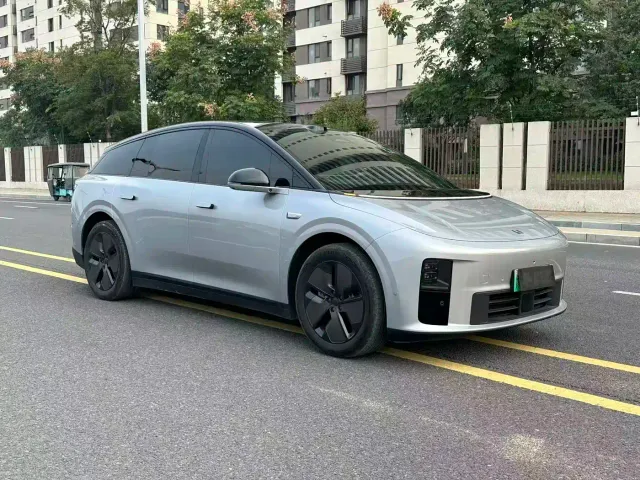 Фотография автомобиля — Li Auto i6