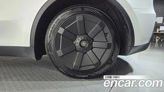 Tesla Model Y — Фото автомобиля 20