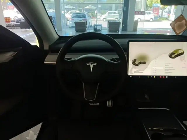Tesla Model Y — Фото автомобиля 10