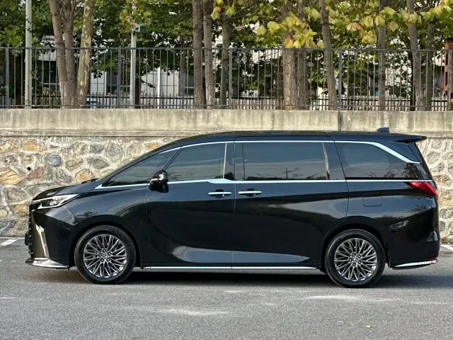 Lexus LM — Фото автомобиля 3