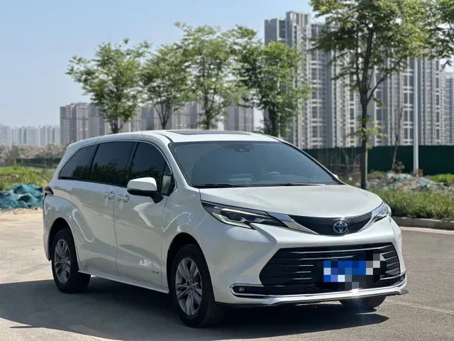 Toyota Sienna — Фото автомобиля 3