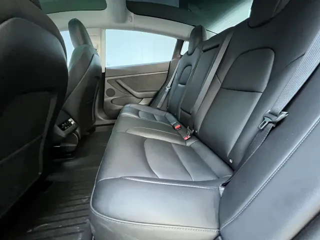 Tesla Model 3 — Фото автомобиля 18
