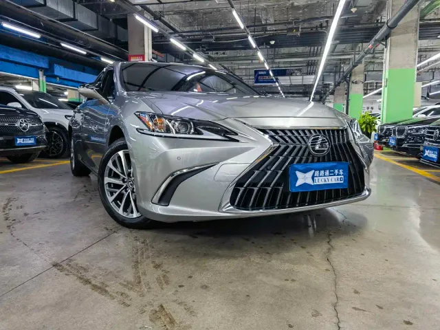 Lexus ES — Фото автомобиля 3