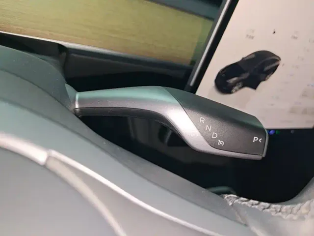 Tesla Model Y — Фото автомобиля 13
