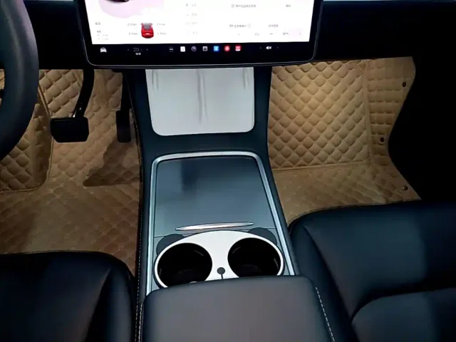Tesla Model Y — Фото автомобиля 13