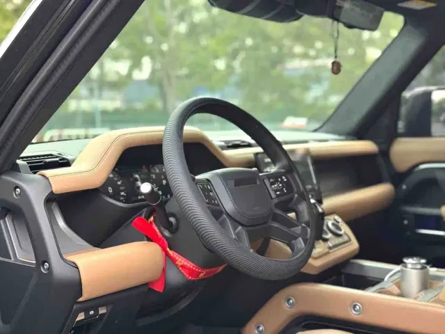 Land Rover Defender — Фото автомобиля 2
