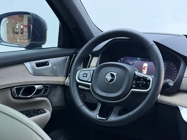 Volvo XC90 — Фото автомобиля 24