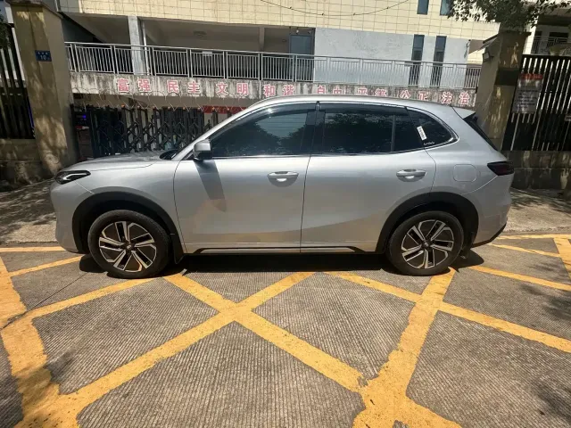 Geely Galaxy Starship 7 EM-i — Фото автомобиля 4