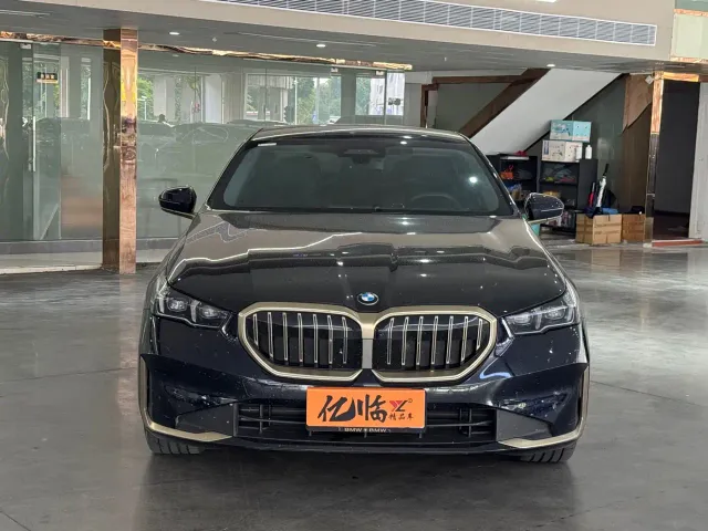 BMW 5 Series — Фото автомобиля 2