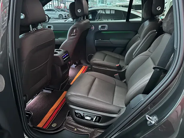 Li Auto L8 — Фото автомобиля 9