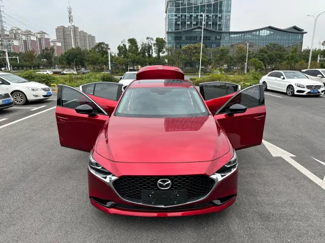Mazda Axela — Фото автомобиля 28