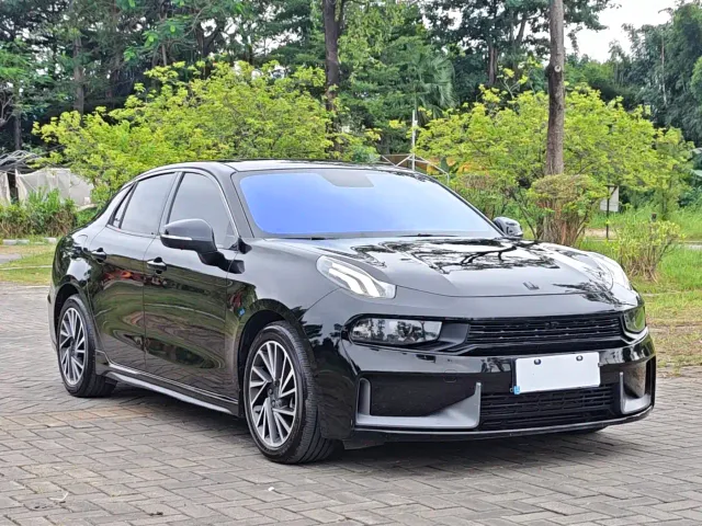 Lynk & Co 03 — Фото автомобиля 3