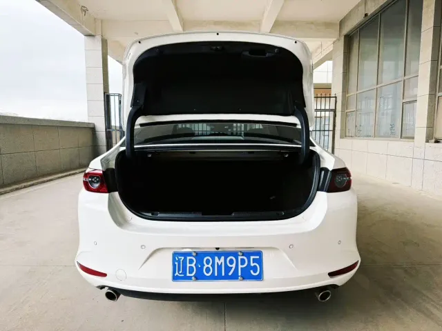Mazda Axela — Фото автомобиля 7