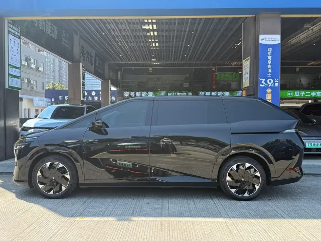 Xpeng X9 — Фото автомобиля 17