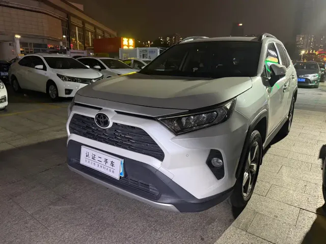 Toyota RAV4 — Фото автомобиля 3